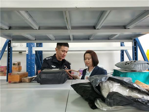 民警向邮政所工作人员开展宣传照片2 民警向邮政所工作人员开展宣传照片2
