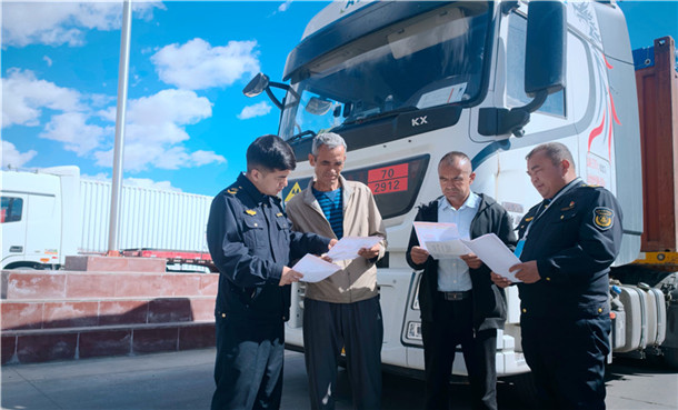 给货车司机宣传《中华人民共和国民法典》,《信访工作条例》及交通运输领域法律法规2 给货车司机宣传《中华人民共和国民法典》,《信访工作条例》及交通运输领域法律法规2