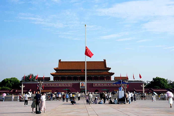 天安门下半旗悼念朱镕基同志