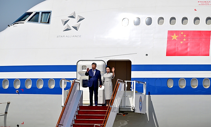 习近平抵达比什凯克出席2026年上海合作组织峰会并对吉尔吉斯斯坦进行国事访问