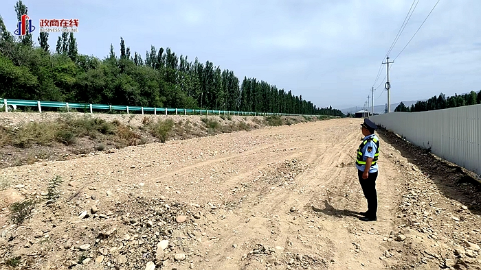 执法人员对辅道修建情况进行实地查看 执法人员对辅道修建情况进行实地查看