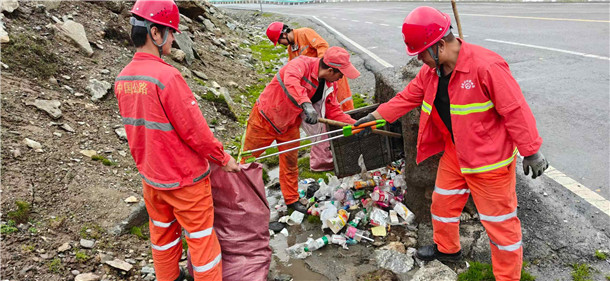 图为:独山子养护所职工清理独库公路沿线垃圾 摄影:秦军 图为:独山子养护所职工清理独库公路沿线垃圾 摄影:秦军