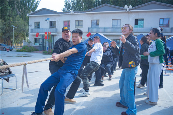 图为25日,库地边境检查站民警与驻地群众一同参加拔河比赛。何伟摄 (2) 图为25日,库地边境检查站民警与驻地群众一同参加拔河比赛。何伟摄 (2)