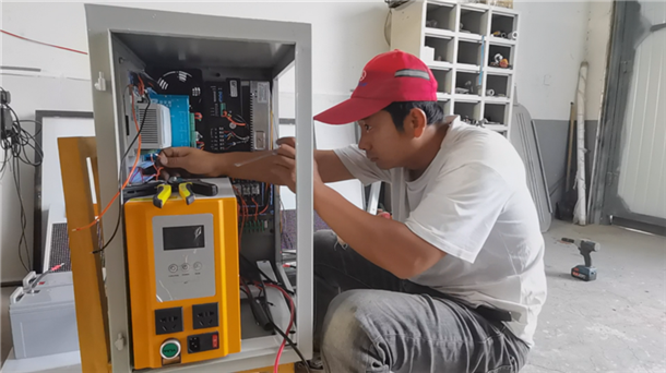刘新龙在创新工作室里编辑车载式标志牌智能布设装置程序 刘新龙在创新工作室里编辑车载式标志牌智能布设装置程序