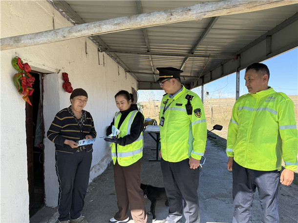 额敏执法大队联合新疆交投向沿线牧民开展法律宣传 额敏执法大队联合新疆交投向沿线牧民开展法律宣传