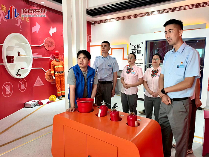 图为:职工们近距离观看科普展品,亲手体验互动项目,在看一看、试一试、想一想的过程中学习应急避险、绿色低碳、安全生产等实用科普知识,亲身感受现代科技带来的无穷魅力 图为:职工们近距离观看科普展品,亲手体验互动项目,在看一看、试一试、想一想的过程中学习应急避险、绿色低碳、安全生产等实用科普知识,亲身感受现代科技带来的无穷魅力