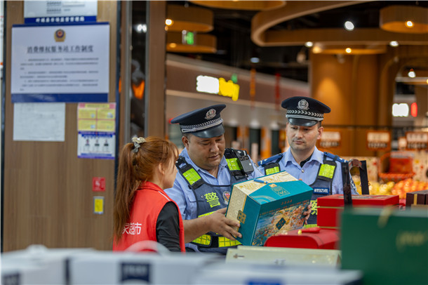 民警深入辖区商超,逐一比对预包装食品标签标识,严防三无、过期食品流入市场。 民警深入辖区商超,逐一比对预包装食品标签标识,严防三无、过期食品流入市场。