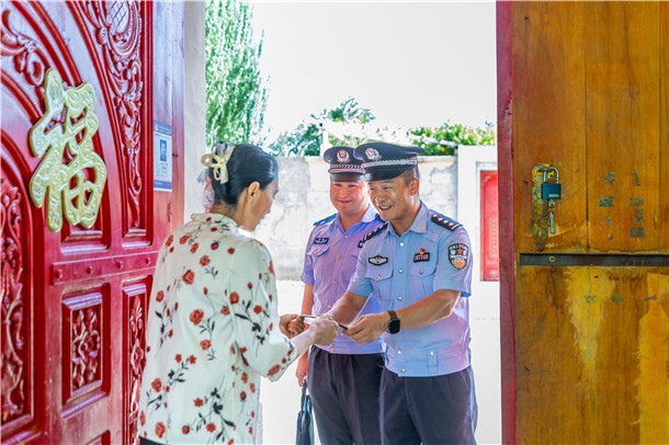 2026年5月27日,民警深入辖区敲开百姓家门,与群众面对面沟通交流,主动上门送证、便民利民,用心解决群众急难小事。 2026年5月27日,民警深入辖区敲开百姓家门,与群众面对面沟通交流,主动上门送证、便民利民,用心解决群众急难小事。