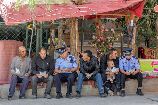 民辅警走街串巷、进店入户,向群众发放宣传资料,面对面讲解反诈、禁毒、防盗及用火用电用气安全知识。 民辅警走街串巷、进店入户,向群众发放宣传资料,面对面讲解反诈、禁毒、防盗及用火用电用气安全知识。