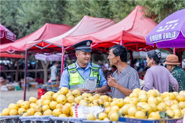 民警向群众发放反诈宣传资料,面对面传授识骗防骗技巧。 民警向群众发放反诈宣传资料,面对面传授识骗防骗技巧。