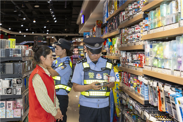 民警在超市文具及日用品销售区开展安全巡查,排查学生用品质量隐患。 民警在超市文具及日用品销售区开展安全巡查,排查学生用品质量隐患。