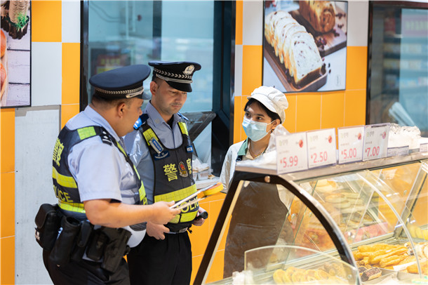 民警在沿街烘焙店检查从业人员健康证明和食材储存条件,督促经营者把好食品安全每一道关口。 民警在沿街烘焙店检查从业人员健康证明和食材储存条件,督促经营者把好食品安全每一道关口。
