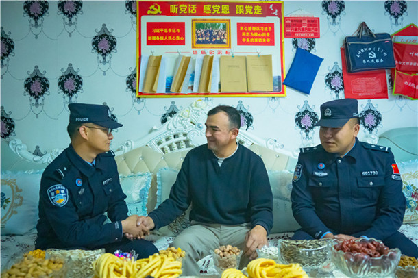 图为25日,库地边境检查站民警与驻地群众促膝长谈。何伟摄 图为25日,库地边境检查站民警与驻地群众促膝长谈。何伟摄