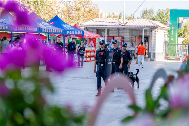 特警在赛场周边巡逻 特警在赛场周边巡逻