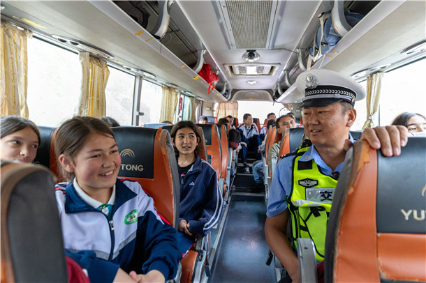 在车厢内,民警向学生们普及山区道路行车注意事项及紧急避险技能。通过寓教于乐的形式,让“开学第一课”入脑入心,确保每一名山区学子在求学路上知危险、会避险。 (2) 在车厢内,民警向学生们普及山区道路行车注意事项及紧急避险技能。通过寓教于乐的形式,让“开学第一课”入脑入心,确保每一名山区学子在求学路上知危险、会避险。 (2)