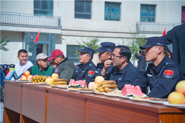 图为25日,库地边境检查站民警与驻地群众一起参加中秋佳节相关活动。何伟摄 图为25日,库地边境检查站民警与驻地群众一起参加中秋佳节相关活动。何伟摄