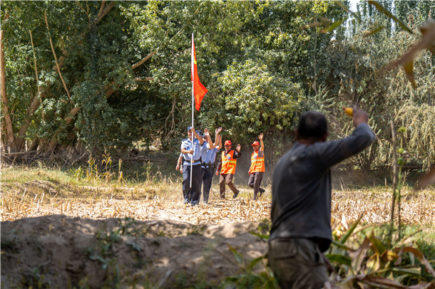 为确保秋收期间治安稳定,新疆维吾尔自治区叶城县公安局乌夏巴什镇派出所启动秋收警务机制,组织民警深入田间地头开展助农服务。图为民警在田间地头开展走访。 为确保秋收期间治安稳定,新疆维吾尔自治区叶城县公安局乌夏巴什镇派出所启动秋收警务机制,组织民警深入田间地头开展助农服务。图为民警在田间地头开展走访。