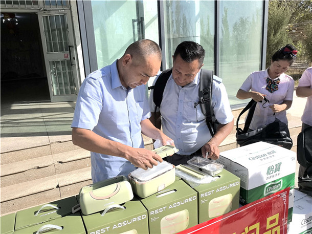 阿克苏公路事业发展中心职工在交流保温饭盒使用