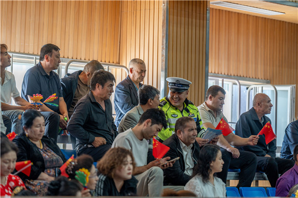 民警借助赛事人气,向群众宣传防火、防盗、防骗和交通安全知识,全力守护赛场平安。 (2) 民警借助赛事人气,向群众宣传防火、防盗、防骗和交通安全知识,全力守护赛场平安。 (2)