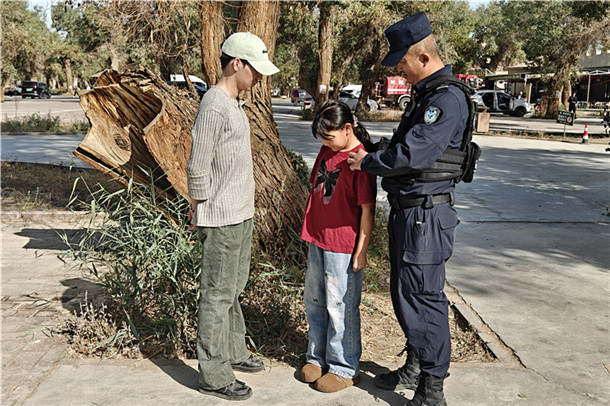 10月14日,轮台县公安局民警辅警帮助群众找回走失孩童。张尧 摄 10月14日,轮台县公安局民警辅警帮助群众找回走失孩童。张尧 摄