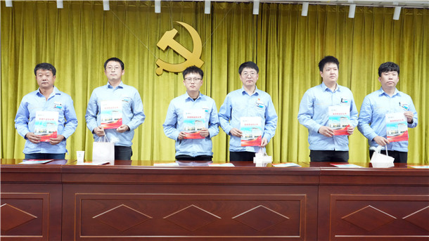 党员带头传技艺 师徒结对促发展—鑫源运输党支部掀起“师带徒”学习热潮02 党员带头传技艺 师徒结对促发展—鑫源运输党支部掀起“师带徒”学习热潮02