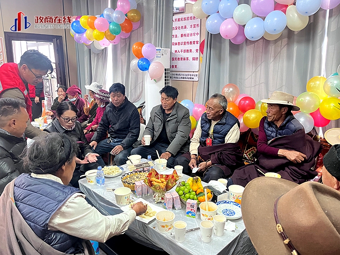 图为党员志愿者和老人围坐餐桌,共吃重阳饺子 图为党员志愿者和老人围坐餐桌,共吃重阳饺子