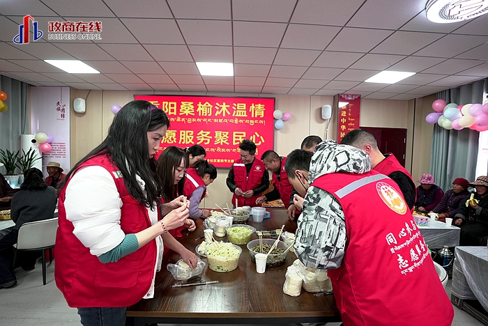 图为党员志愿者包制饺子 图为党员志愿者包制饺子