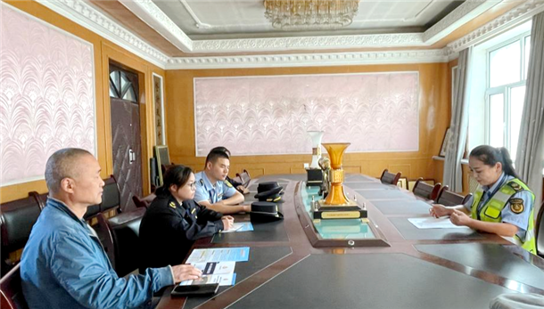 图1:执法人员向企业负责人讲解超限超载治理相关法律法规 图1:执法人员向企业负责人讲解超限超载治理相关法律法规