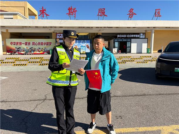 图二:执法人员向过往司乘人员发放条例宣传单 图二:执法人员向过往司乘人员发放条例宣传单