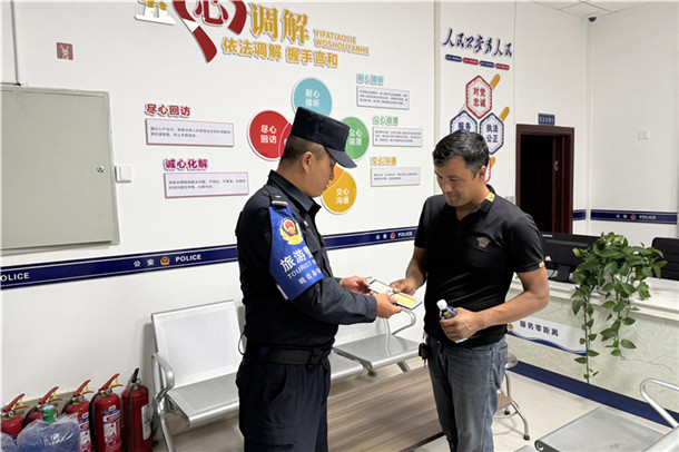 10月12日,轮台县公安局特警大队民警郑长辉帮助游客找回遗失身份证件。张尧 摄 10月12日,轮台县公安局特警大队民警郑长辉帮助游客找回遗失身份证件。张尧 摄