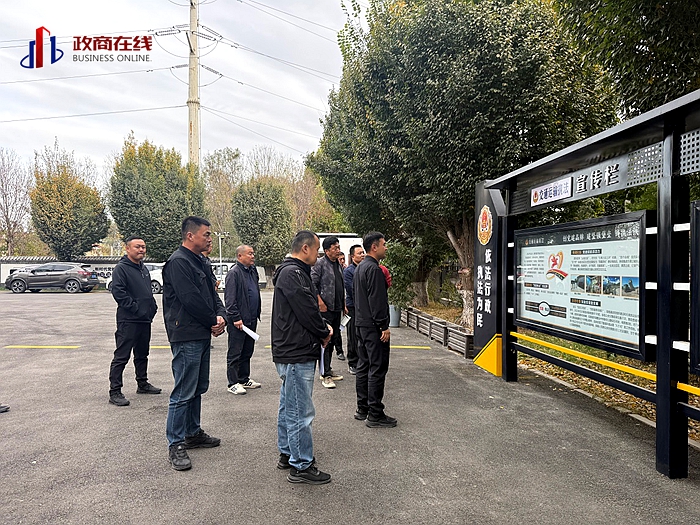 图三 受邀代表实地观摩大队“四基四化”建设阵地