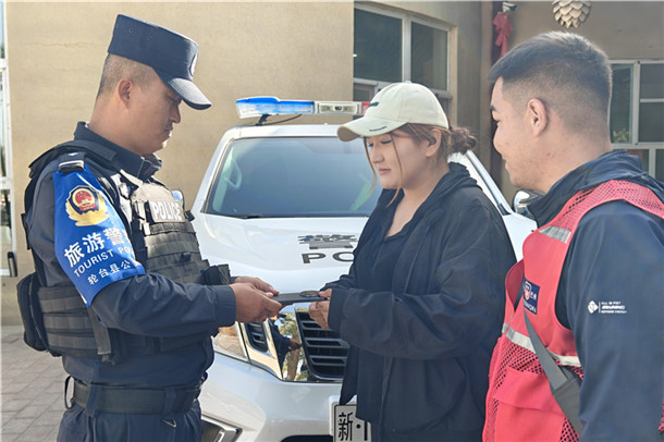 10月11日,轮台县公安局特警大队民警郑长辉帮助游客找回遗失手机。张尧 摄 10月11日,轮台县公安局特警大队民警郑长辉帮助游客找回遗失手机。张尧 摄